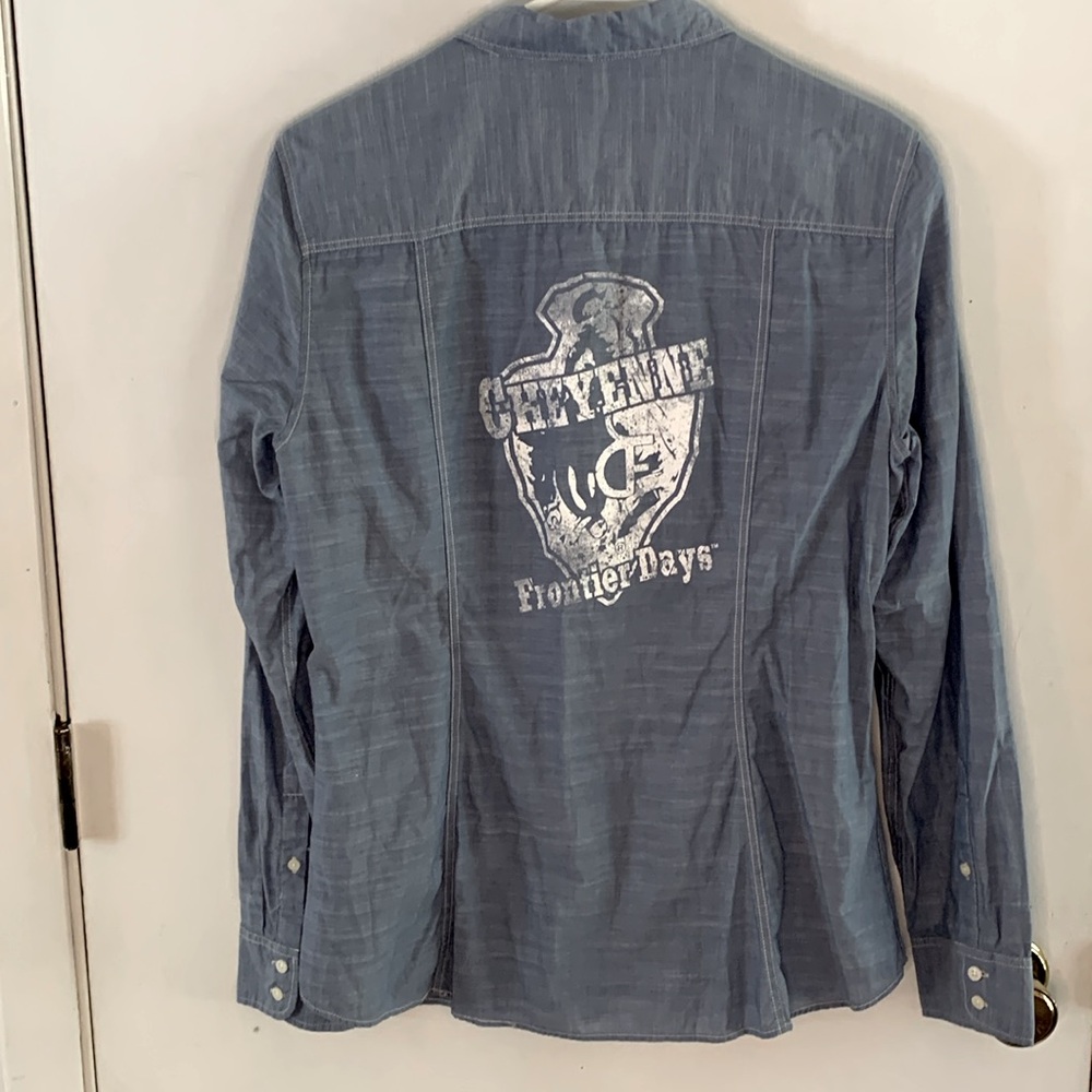 Cheyenne Frontier Days blue chambray long sleeve button down shirt Size Large